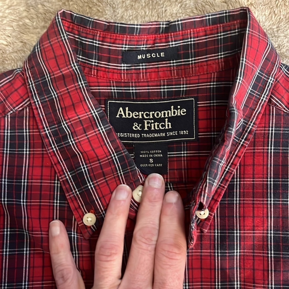 Men’s Abercrombie size small muscle button up collared shirt in red plaid - Picture 2 of 4